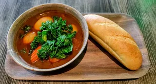 Bò kho chay với khoai tây, cà rốt và cải xoăn tại Saigon Vegan, Garden Grove, CA