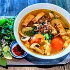 Bún riêu với chả đậu hũ, nấm và rau muống tại Saigon Vegan, Garden Grove, CA