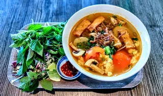 Bún riêu với chả đậu hũ, nấm và rau muống tại Saigon Vegan, Garden Grove, CA