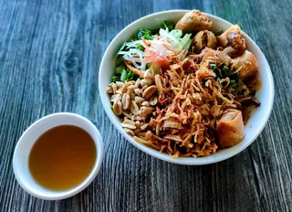 Bún thịt nướng chả giò với thịt heo chay xé sợi tại Saigon Vegan, Garden Grove, CA