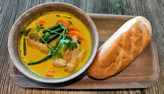 Cà ri gà chay với khoai tây, cà rốt và nước cốt dừa tại Saigon Vegan, Garden Grove, CA
