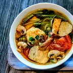 Canh bún chay với chả lụa chay và rau muống tại Saigon Vegan, Garden Grove, CA