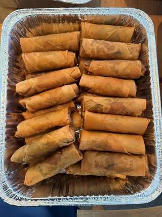 Khay tiệc chả giò chay giòn rụm tại Saigon Vegan, Garden Grove, CA