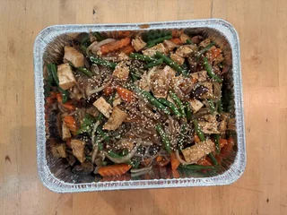 Khay tiệc mì xào tỏi với đậu hũ, cà rốt và đậu que tại Saigon Vegan, Garden Grove, CA