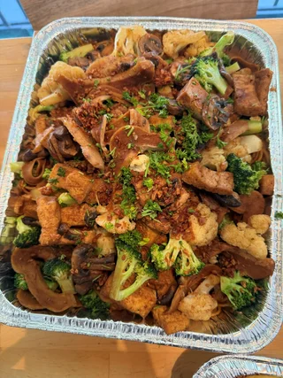 Khay tiệc đậu hũ, nấm, bông cải trắng và bông cải xanh xào tỏi tại Saigon Vegan, Garden Grove, CA