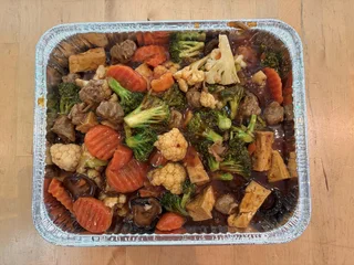 Khay tiệc thập cẩm xào sốt General Tso với bò chay, bông cải xanh, bông cải trắng và nấm tại Saigon Vegan, Garden Grove, CA