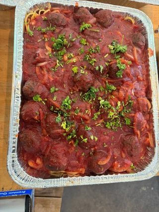 Khay tiệc mỳ Ý sốt cà chua với thịt viên chay tại Saigon Vegan, Garden Grove, CA