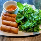 Chả giò chay giòn rụm dùng kèm rau thơm tại Saigon Vegan, Garden Grove, CA