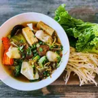 Hủ tiếu mì với đậu hũ xá xíu, nấm và rau củ tại Saigon Vegan, Garden Grove, CA