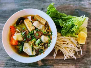 Hủ tiếu mì với đậu hũ xá xíu, nấm và rau củ tại Saigon Vegan, Garden Grove, CA