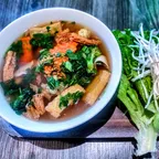 Hủ tiếu Nam Vang chay với gà chay, đậu hũ và bông cải xanh tại Saigon Vegan, Garden Grove, CA