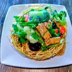 Mì xào giòn với gà chay và rau củ tại Saigon Vegan, Garden Grove, CA