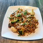 Mì xào tỏi với gà chay, nấm và bông cải xanh tại Saigon Vegan, Garden Grove, CA