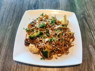 Mì xào tỏi với gà chay, nấm và bông cải xanh tại Saigon Vegan, Garden Grove, CA