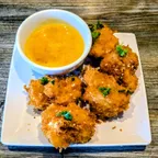 Cận cảnh món bông cải chiên giòn khai vị với sốt cam nhà làm tại Saigon Vegan, Garden Grove, CA
