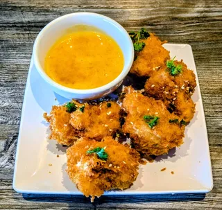 Cận cảnh món khai vị bông cải sốt cam tại Saigon Vegan, Garden Grove, CA