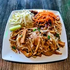 Hủ tiếu xào Thái chay với đậu hũ và gà chay tại Saigon Vegan, Garden Grove, CA