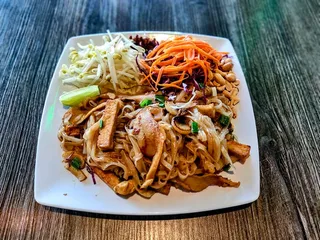 Hủ tiếu xào Thái chay với đậu hũ và gà chay tại Saigon Vegan, Garden Grove, CA