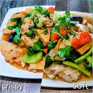 Phở áp chảo giòn với gà chay, đậu hũ và bông cải xanh tại Saigon Vegan, Garden Grove, CA