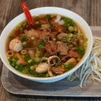 Phở chay với bánh phở, gà chay, bò chay, nấm và đậu hũ tại Saigon Vegan, Garden Grove, CA