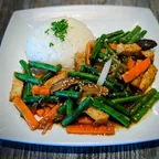 Rau xào chay với đậu hũ và mè tại Saigon Vegan, Garden Grove, CA