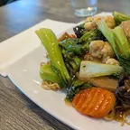 Mì xào chay với rau củ tại Saigon Vegan, Garden Grove, CA